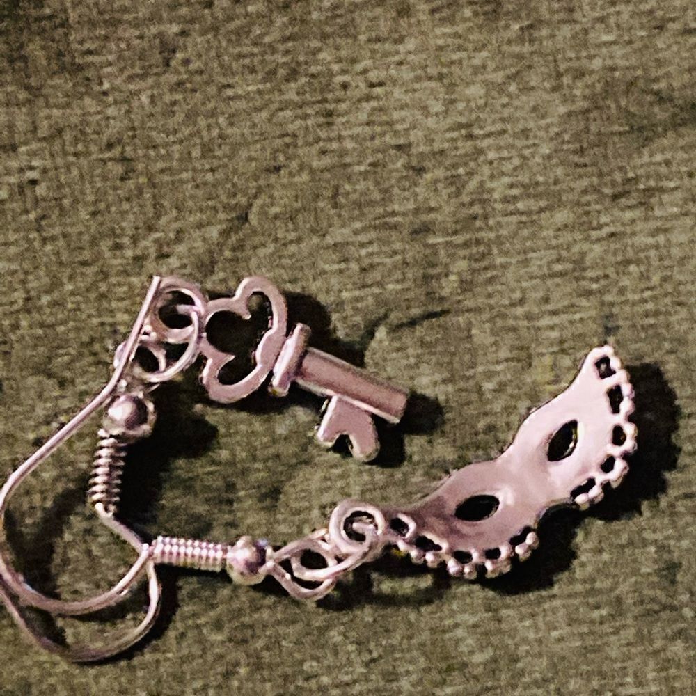 Victorian Mask /key Earrings Handmade Silver
Mask/ Key - Picture 2 of 4